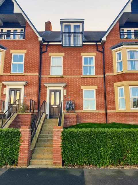 Martello Sunrise - Luxury 3-bedroom Seaview Beach House House in Felixstowe