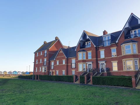 Martello Sunrise - Luxury 3-bedroom Seaview Beach House House in Felixstowe