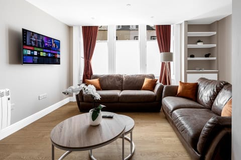 Communal lounge/ TV room, TV and multimedia, Living room, Seating area, Evening entertainment