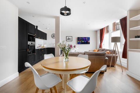 TV and multimedia, Living room, Seating area, Dining area, pet friendly, stove