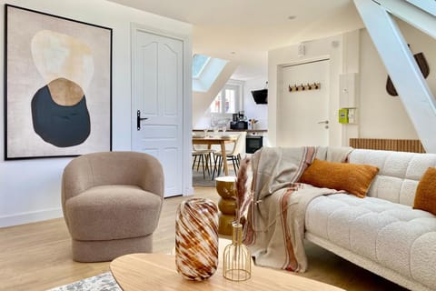 TV and multimedia, Living room, Decorative detail, Seating area