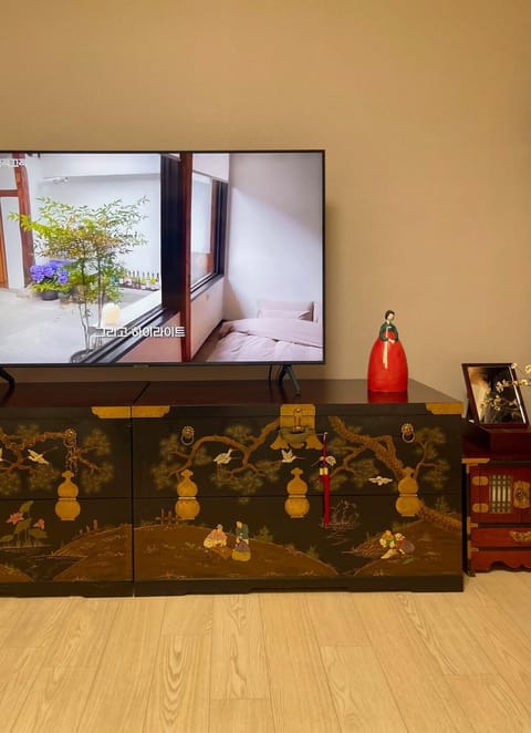 TV and multimedia, Bedroom, wardrobe