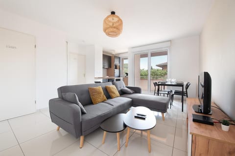 TV and multimedia, Living room, Dining area