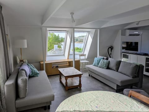 Communal lounge/ TV room, Bed, TV and multimedia, Living room, Photo of the whole room, Seating area