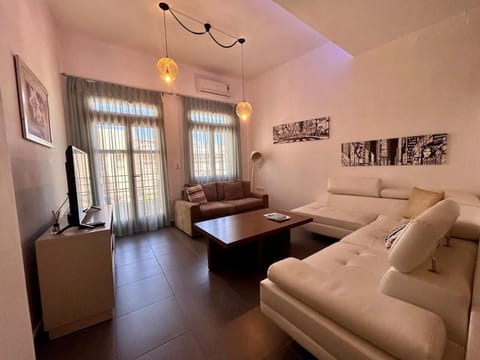 TV and multimedia, Seating area, air conditioner