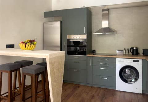 Kitchen or kitchenette, Dining area, washing machine