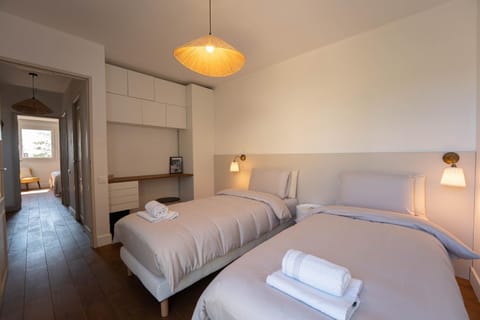 Bed, Bedroom, towels