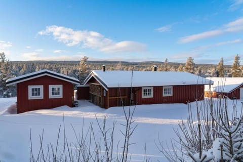 Property building, Day, Natural landscape, Winter, Mountain view