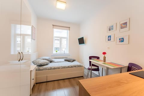 Bed, TV and multimedia, Photo of the whole room, Seating area, Dining area, wardrobe