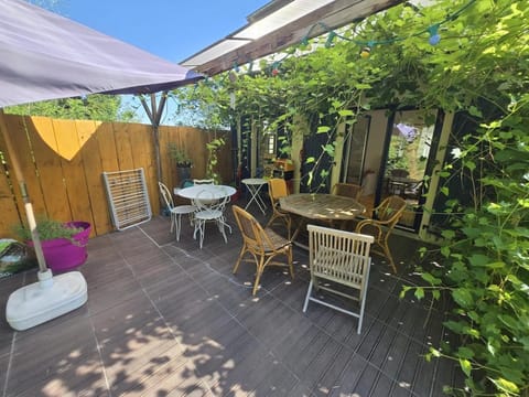 Grande maison calme proche centre terrasse jardin House in Besançon