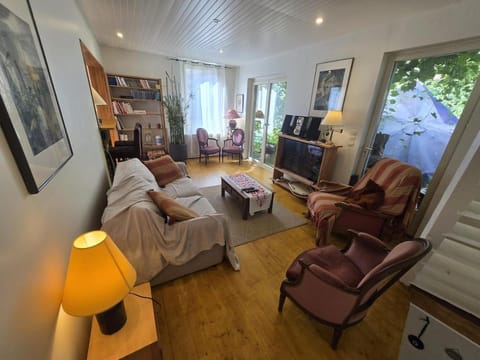 Grande maison calme proche centre terrasse jardin House in Besançon