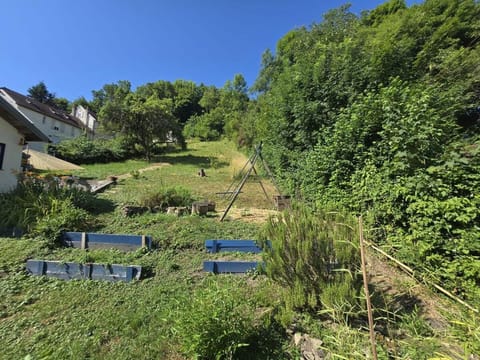 Grande maison calme proche centre terrasse jardin House in Besançon