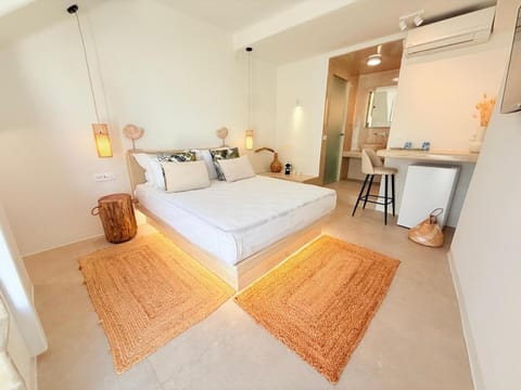 Bed, Photo of the whole room, air conditioner