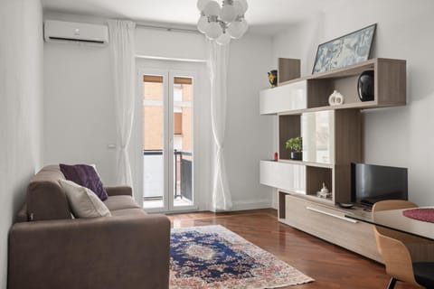 Communal lounge/ TV room, TV and multimedia, Living room, Seating area, air conditioner
