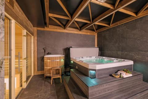 Hot Tub, Sauna