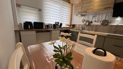 Coffee/tea facilities, Kitchen or kitchenette, Dining area, dishwasher, minibar, oven, stove, toaster