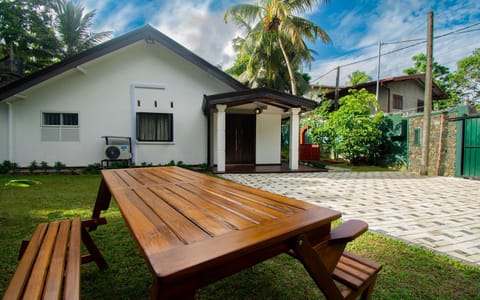 Property building, Day, Garden, Garden, Garden view
