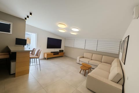 TV and multimedia, Living room, Seating area, Evening entertainment