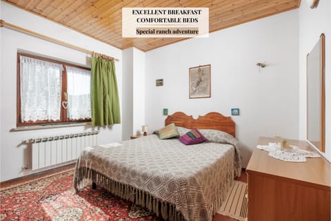 Bed, Photo of the whole room, Bedroom, Text overlay, towels