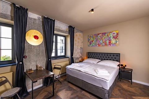 Photo of the whole room, Seating area, Bedroom