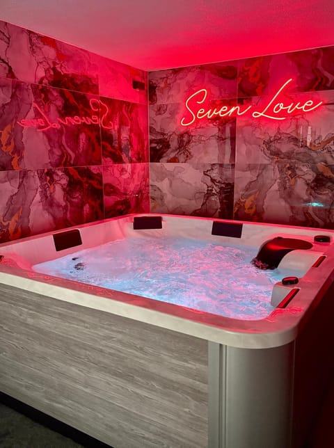 Hot Tub, Spa and wellness centre/facilities