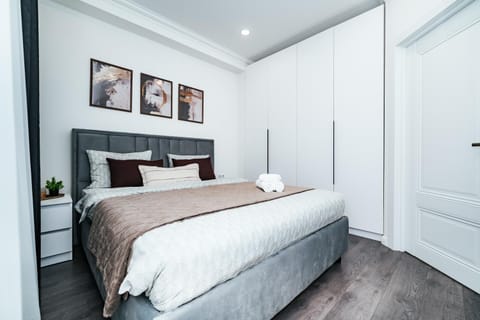 Bed, Bedroom, towels, wardrobe