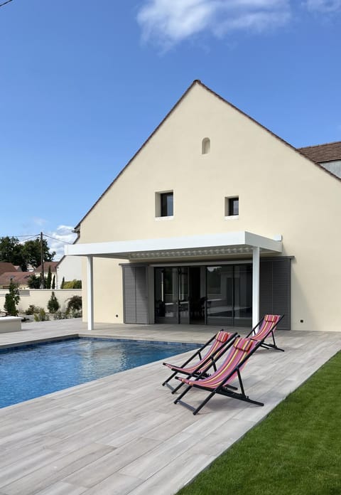Property building, Patio, Balcony/Terrace, Pool view, Swimming pool, sunbed