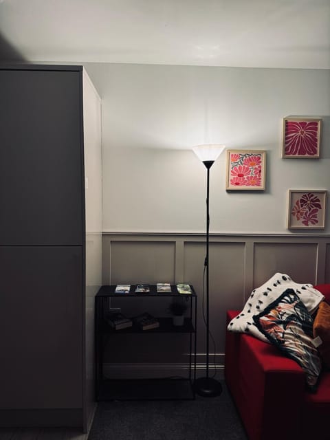 Cheerful 1-bedroom home with free parking, WiFi House in Swansea