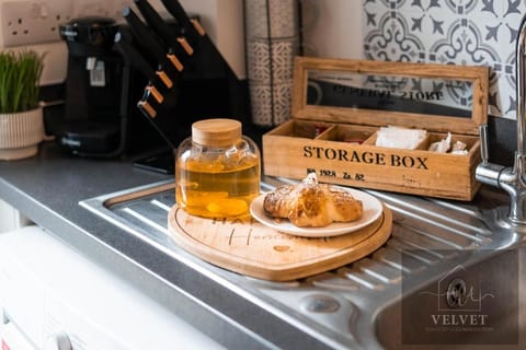 Cheerful 1-bedroom home with free parking, WiFi House in Swansea