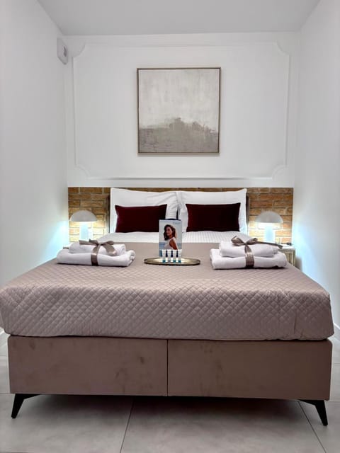 Photo of the whole room, Bedroom, towels