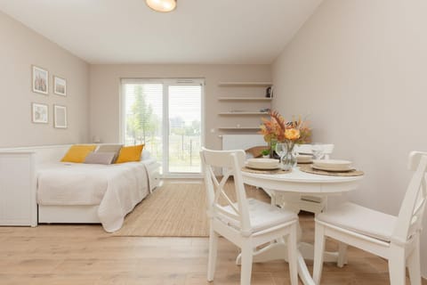 Bed, Living room, Photo of the whole room, Seating area, Dining area
