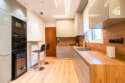 Coffee/tea facilities, Kitchen or kitchenette, minibar, oven, stove, toaster