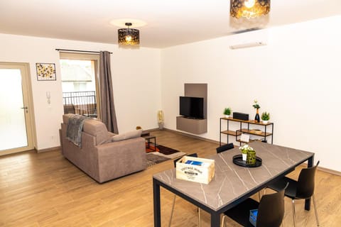 Communal lounge/ TV room, TV and multimedia, Living room, Seating area, Dining area