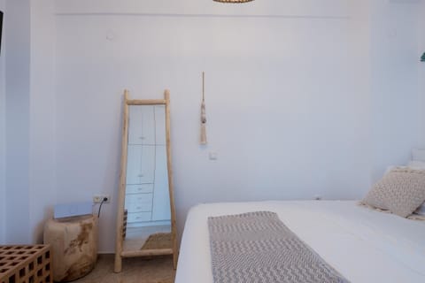 TEQUILA MARIA- PRIME LOCATION close to ALL- WALKING DISTANCE Apartment in Naousa