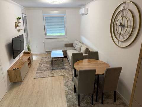 Communal lounge/ TV room, TV and multimedia, Living room, Seating area, Dining area