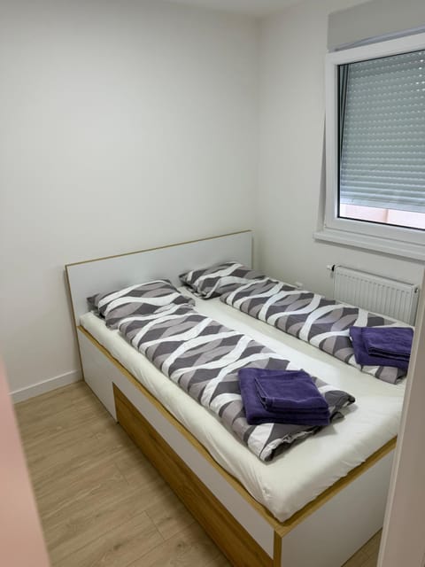 Bed, Photo of the whole room, Bedroom, towels