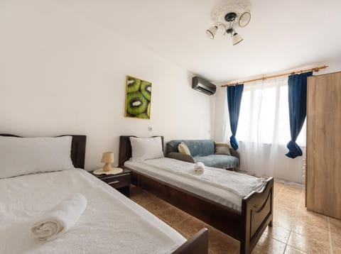 Bed, Living room, Photo of the whole room, Seating area, Bedroom, towels