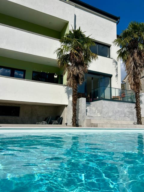 Property building, Day, Swimming pool