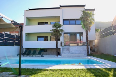 Property building, Day, Pool view, Swimming pool, sunbed