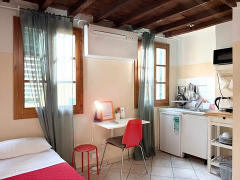 Bedroom, fireplace, kitchen, air conditioner