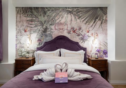 Bed, Decorative detail, Bedroom, furniture, towels