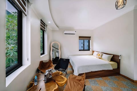 Bed, Photo of the whole room, Seating area, Bedroom, air conditioner