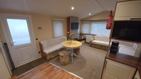 TV and multimedia, Kitchen or kitchenette, Living room, Seating area, Dining area