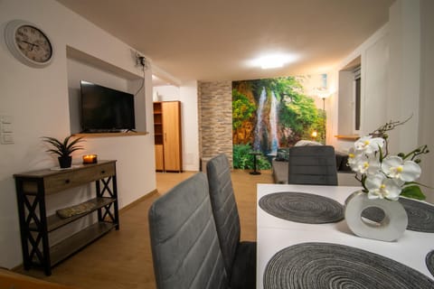 TV and multimedia, Living room, Seating area, Dining area, Evening entertainment