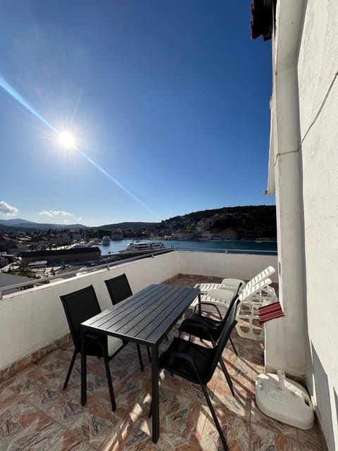 Apartments Peronja Jelsa Seafront Apartment in Dubrovnik-Neretva County