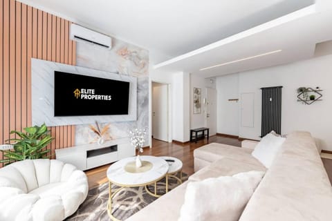 Communal lounge/ TV room, TV and multimedia, Living room, Seating area, Evening entertainment, air conditioner