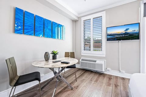 Seating area, Dining area, Evening entertainment