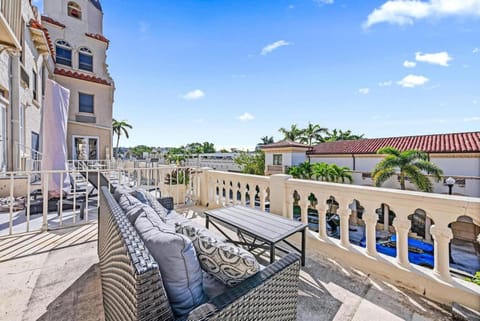 Property building, Patio, Balcony/Terrace, Living room