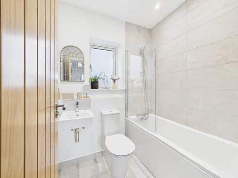 Beachside Retreat by Signature Stays - Modern Coastal Home House in Hayle