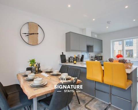 Coffee/tea facilities, Kitchen or kitchenette, Seating area, Dining area, toaster